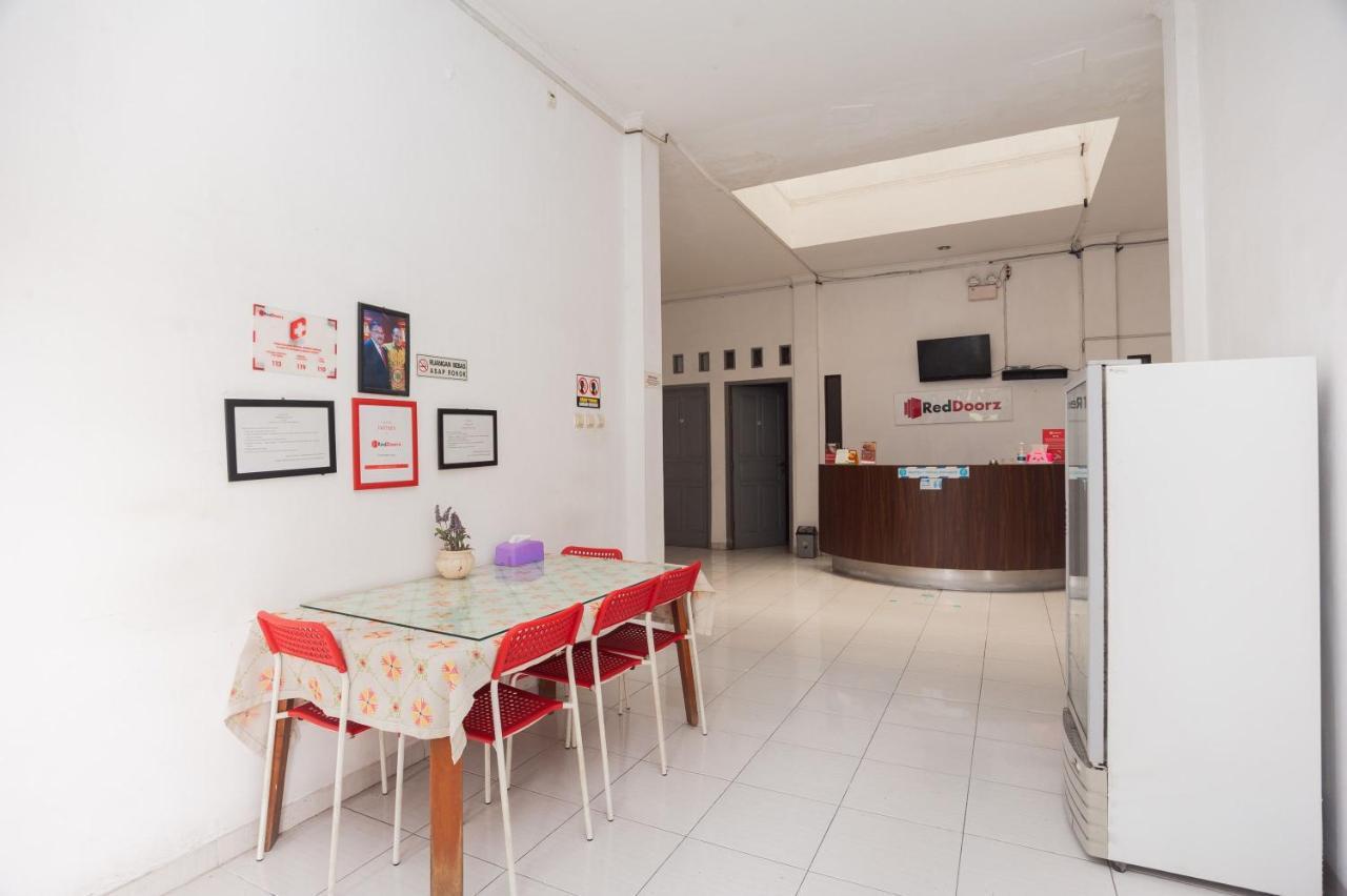 מלון Ceger Reddoorz Syariah Near Grand Galaxy Park מראה חיצוני תמונה