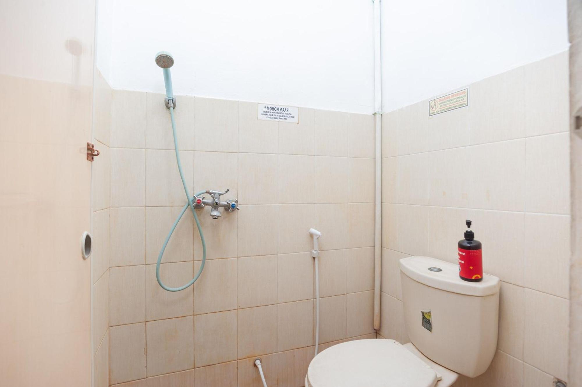 מלון Ceger Reddoorz Syariah Near Grand Galaxy Park חדר תמונה